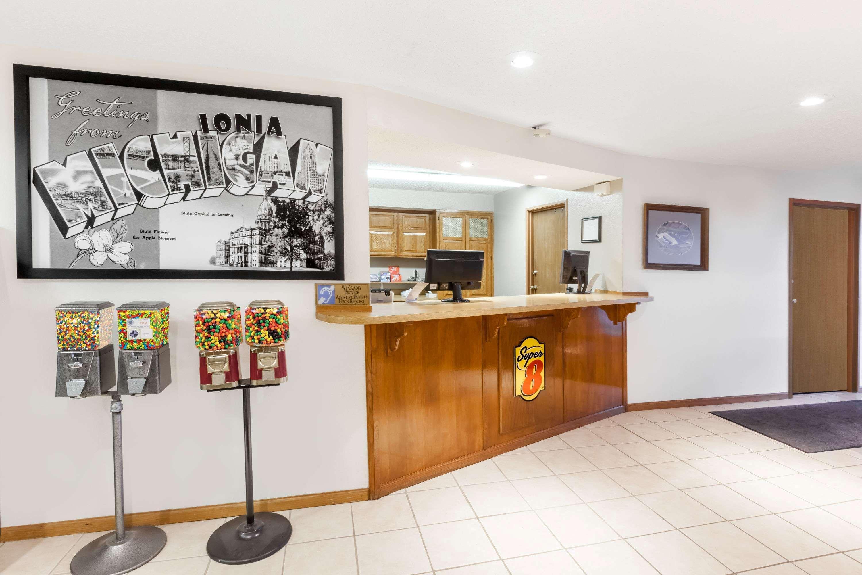 Super 8 By Wyndham Ionia Mi Hotel Exterior photo