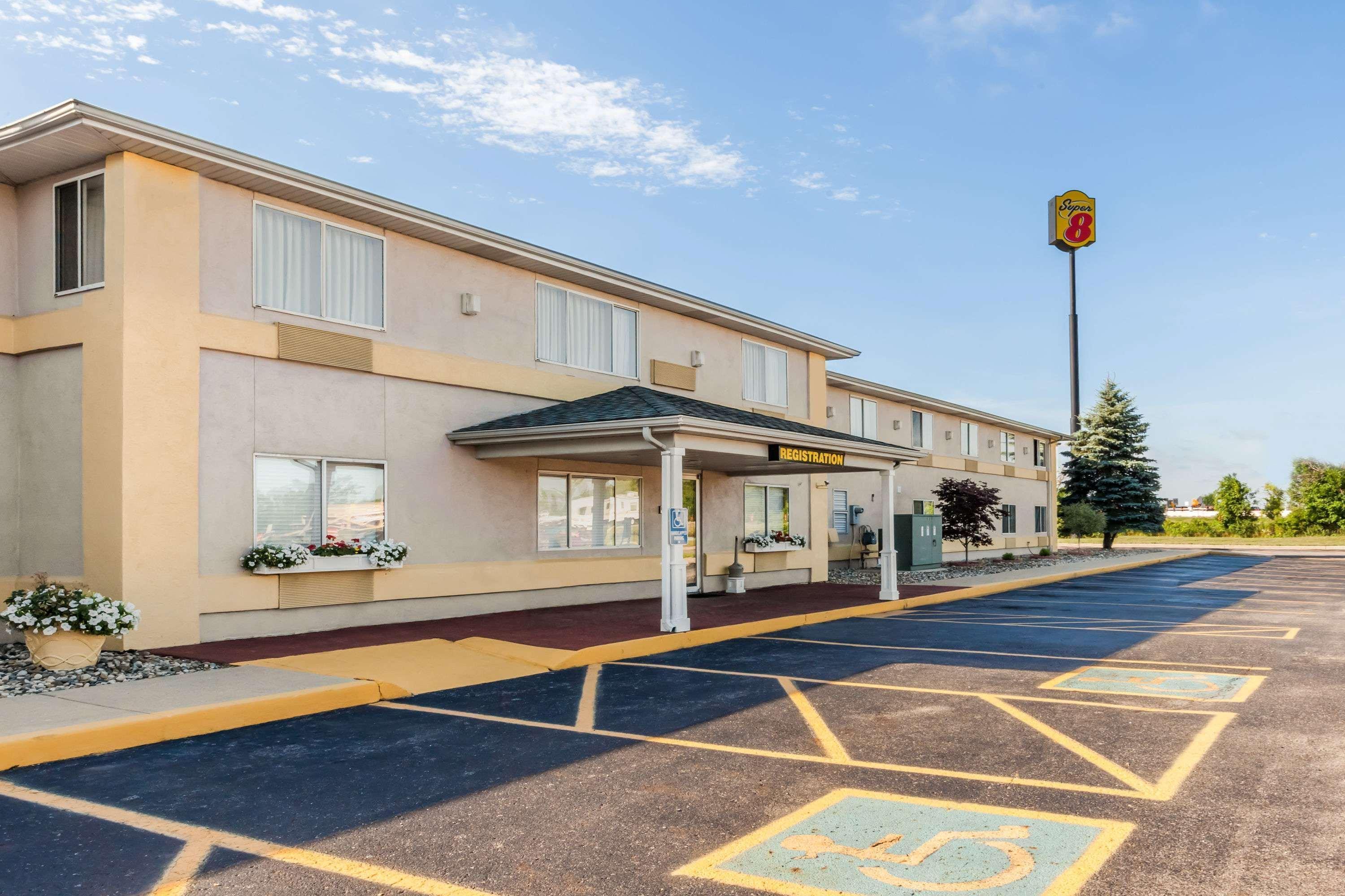Super 8 By Wyndham Ionia Mi Hotel Exterior photo