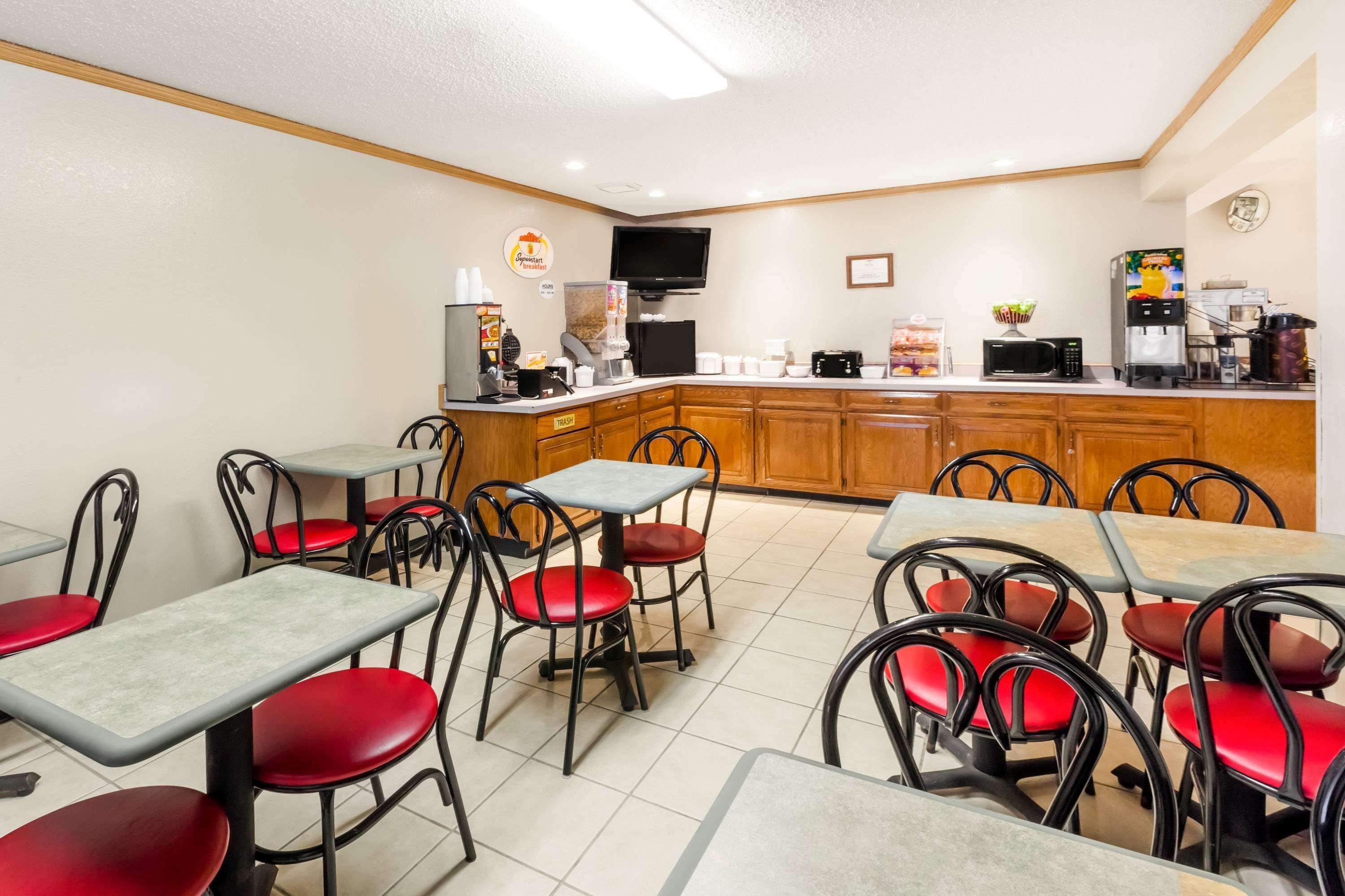 Super 8 By Wyndham Ionia Mi Hotel Exterior photo